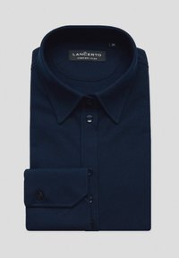 Granatowa koszula o strukturalnym kołnierzyku, z zapięciem na guziki z przodu i teksturowanym materiałem. Posiada długie rękawy i złożony mankiet.