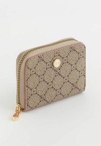 Cartera marrón con estampado, hecha de tela texturizada, que presenta un cierre dorado, acento de logo y una forma rectangular.