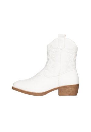 Witte leren cowboylaarzen met een spitse neus, voorzien van geborduurde details en een houten hak van gemiddelde hoogte. Gladde textuur met stikselaccenten.