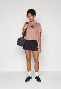 adidas Performance TRAIN ESSENTIALS BIG LOGO  - T-shirts med print - warm clay