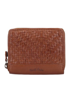 Braune Lederbrieftasche mit gewebter Textur auf der Vorderseite und Reißverschluss an der linken Seite, mit einem kleinen eingeprägten Markennamen in der unteren Mitte.