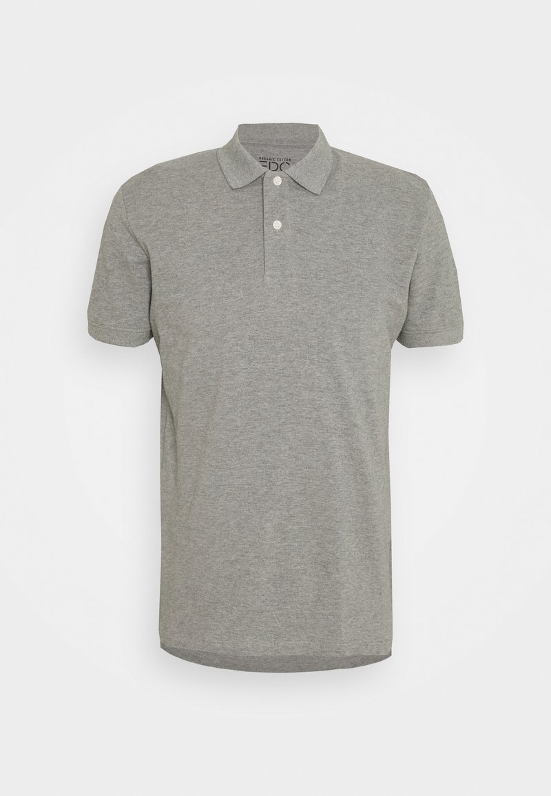 Polo gris uni à manches courtes avec deux boutons blancs et un col classique sur fond blanc.