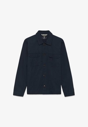 Moška temno modra priložnostna jakna s sprednjim gumbom, dvema žepoma na prsih s preklopom in ovratnikom, razporejena na belem ozadju.