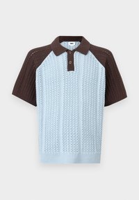 Πλεκτό πόλο με κοντά μανίκια σε ανοιχτό γαλάζιο χρώμα στο σώμα και σκούρα καφέ ραγκλάν μανίκια, με δύο κουμπιά στη λαιμόκοψη και υφασμένο μοτίβο.