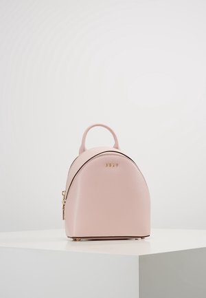 Mini różowy plecak wykonany z fakturowanej skóry, charakteryzujący się okrągłym kształtem, złotymi akcesoriami i uchwytem u góry. Zamek błyskawiczny z boku.