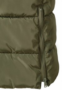 Olive zaļš mīksts veste ar spīdīgu, gludu tekstūru, ar sānu rāvējslēdzēju un izšūtu dizainu.