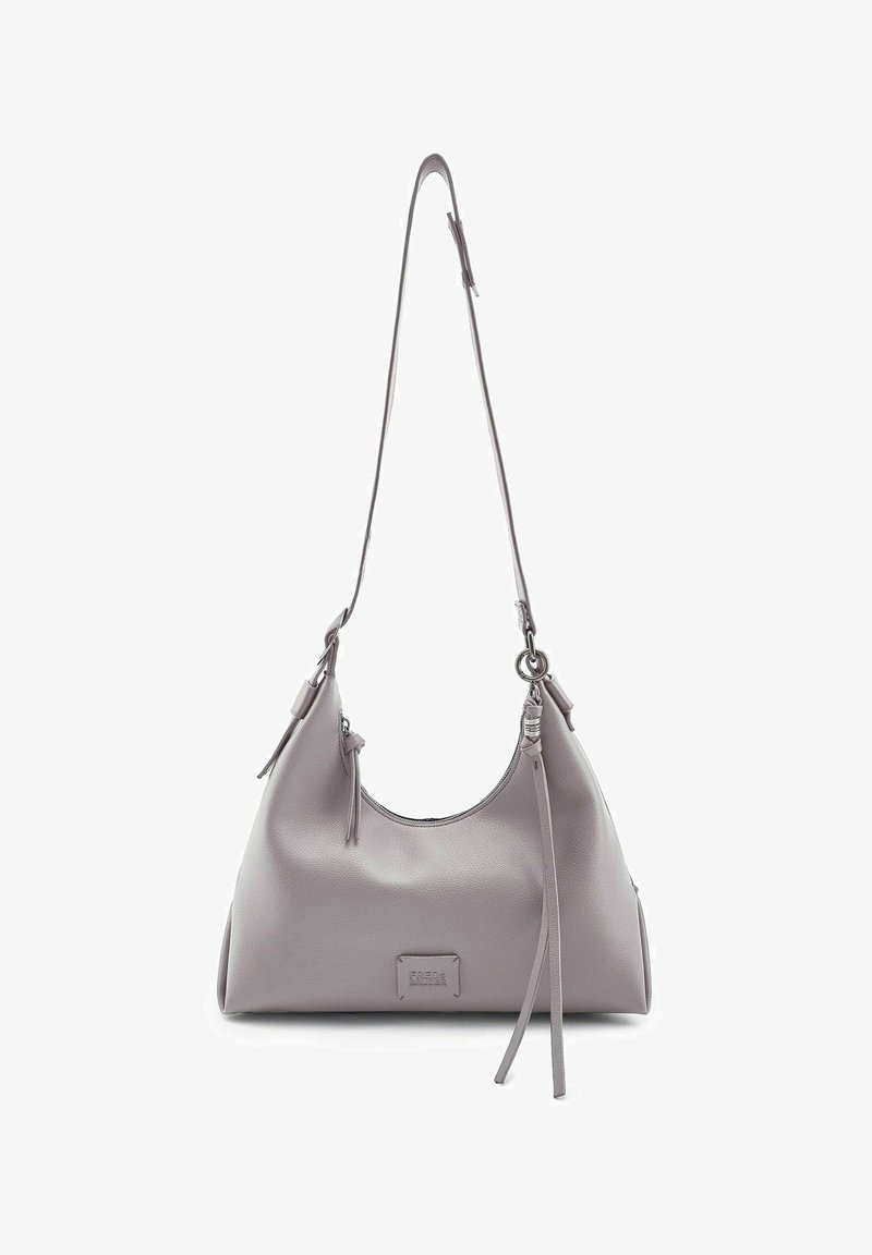 Hobo-tas in lichtgrijs leer, met een gebogen vorm, schouderriem met verstelbare accenten, ritssluiting en een logopatch aan de voorkant.