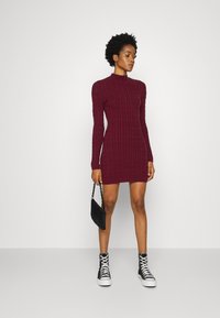 Hollister Co. CABLE DRESS - Vestido de malha - burgundy