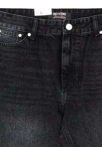 Jeans in denim nero con un classico design a cinque tasche, dotati di chiusura a bottoni, passanti per cintura e un tessuto texturizzato. Etichetta del marchio visibile in vita.