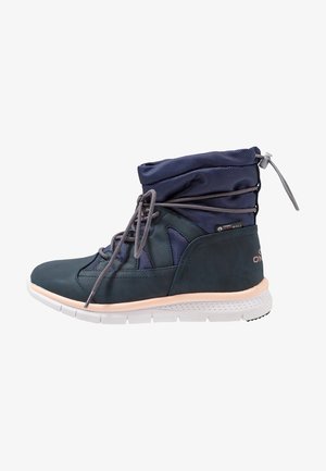 Bottines bleu marine avec un dessus en matériau doux, des accents en maille et une semelle blanche. Elles présentent un poignet cintré et des lacets gris pour l'ajustement.
