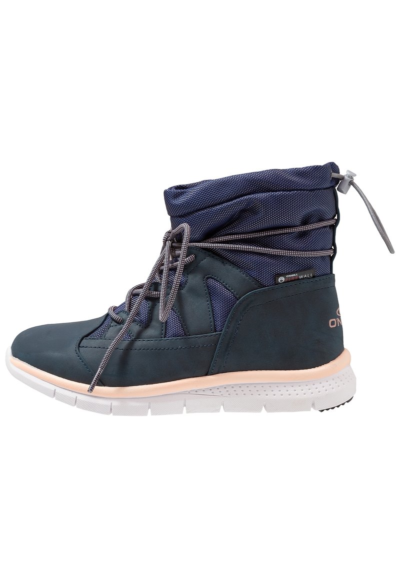 Botas de tobillo azul marino con parte superior de material suave, detalles de malla y suela blanca. Presentan un puño ajustado y cordones grises para el ajuste.
