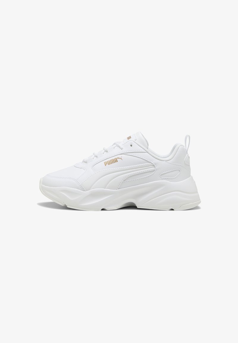 Witte sportieve sneaker met gestructureerde synthetische bovenkant, gewatteerde kraag, verhoogde zool en gouden logo. Voorzien van veters en een trekband aan de achterkant.