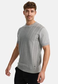 Grauer kurzärmeliger Strickpullover mit strukturiertem Streifenmuster, Rundhalsausschnitt und geripptem Saum. Hergestellt aus einem weichen, leichten Material.
