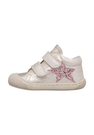 Børns sølvfarvede sneaker med to velcroremme og en stor lyserød glitrende stjerne på siden, gummisål og rundet tå.