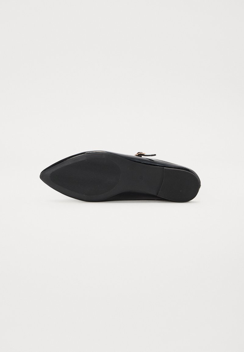 Chaussure à talon haut noire avec un bout pointu et un dessus en cuir verni lisse. La semelle présente un motif de grip texturé. Accentuée par une sangle décorative.