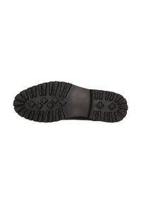 La suela de goma negra presenta un patrón de agarre texturizado con profundos surcos y crestas para proporcionar tracción, diseñada para la durabilidad y la estabilidad.