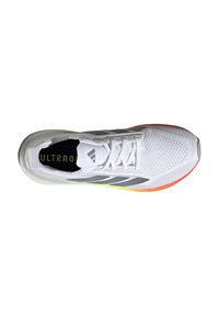 Baskets blanches en matériau synthétique avec tige en mesh, accents gris et semelle multicolore portant un logo noir sur la semelle intérieure.