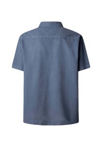 Camisa casual azul de manga corta con dobladillo recto y cuello estándar, vista desde atrás sobre un fondo blanco.