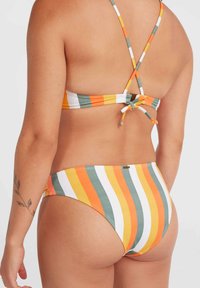 Gestreifter Bikini in den Farben Orange, Grün und Weiß. Das Oberteil hat ein Kreuzträger-Design und das Unterteil hat einen tief ausgeschnittenen Schnitt.