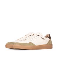 Weiße Sportschuhe mit grünen Wildlederakzenten, perforiertem Design und braunem Absatz. Die Gummisohle und die flachen Schnürsenkel runden das Aussehen ab.