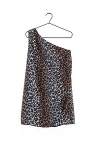 Hnědo-modrá leopardí potisková látka asymetricky zavěšená na černém ramínku, s jemnou texturou a designem na jedno rameno.