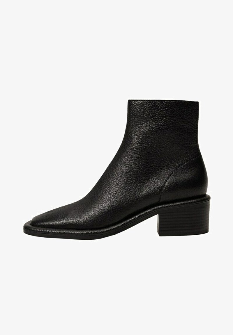 Botte chevillée en cuir noir avec un bout pointu, une surface texturée et un petit talon bloc. Présente une silhouette élégante et des détails de couture minimaux.