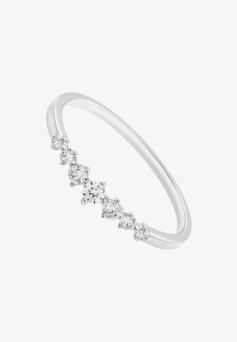 Anillo en tono plateado que presenta una banda lisa con cinco piedras preciosas redondas y claras, de diferentes tamaños, engastadas en monturas de garra.