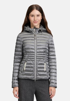 Grijze pufferjack met capuchon, gewatteerde textuur, vooraan een rits en twee zijzakken. Voorzien van trekkoorden en een slim fit ontwerp.