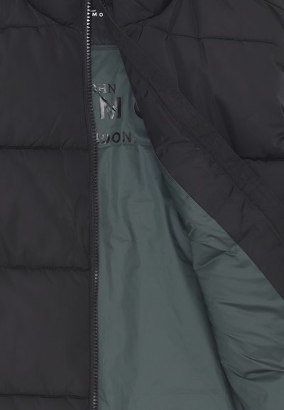 Gilet imbottito nero con zip frontale, caratterizzato da pannelli trapuntati e un interno in satin verde scuro liscio. Logo stampato sulla fodera.