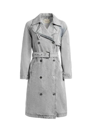 Trench coat in denim grigio chiaro con bottoni doppiopetto, ampi revers, vita con cintura e tasche laterali, modello al ginocchio.