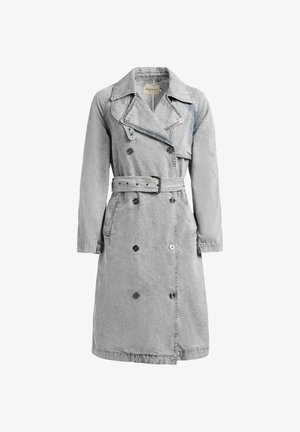 Trench-coat en denim gris clair avec boutons croisés, larges revers, taille ceinturée et poches latérales, longueur au genou.