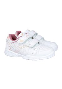 Zapatos deportivos blancos con dos correas de gancho y bucle. Presentan acentos en rosa, lados perforados y suelas de goma texturizada para mayor agarre.