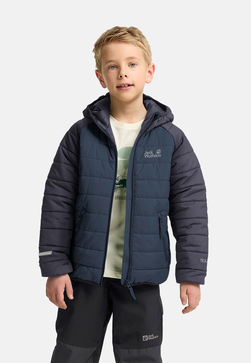 Blå och grå puffjacka med huva, dragkedja framtill och logodetaljer, bärs över en ljus t-shirt och matchas med mörka byxor.