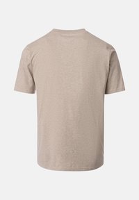 En slät beige t-shirt med korta ärmar sedd bakifrån med rund halsringning mot en vit bakgrund.