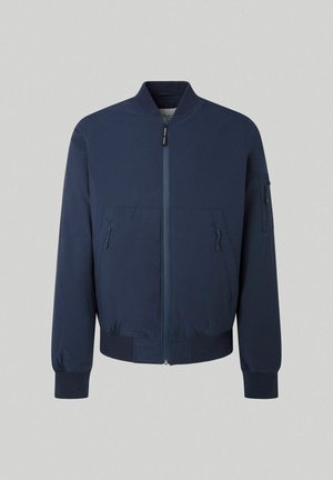 Chaqueta bomber de color azul marino con cremallera frontal, puños acanalados y dos bolsillos laterales. Incluye un bolsillo adicional con cremallera en el brazo.
