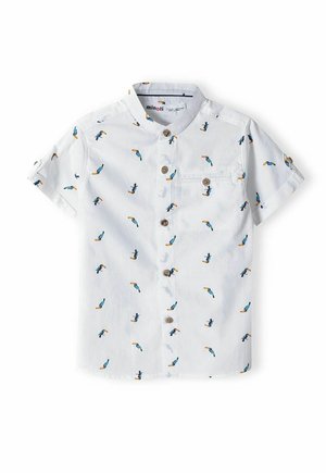 Chemise blanche à manches courtes avec petits imprimés d'oiseaux toucan bleus, jaunes et noirs, et une poche poitrine boutonnée.