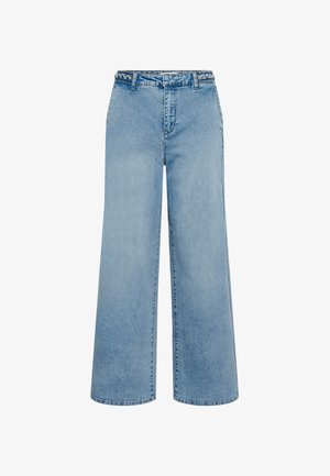 Jean large en denim bleu clair, taille haute, avec un motif détaillé sur la ceinture et des ourlets finis. Présente une coupe décontractée.