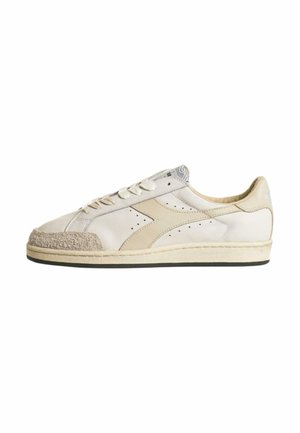 Sneaker basse beige con punta in suede, dettagli perforati e lacci piatti. Presentano una suola color crema e un branding discreto.