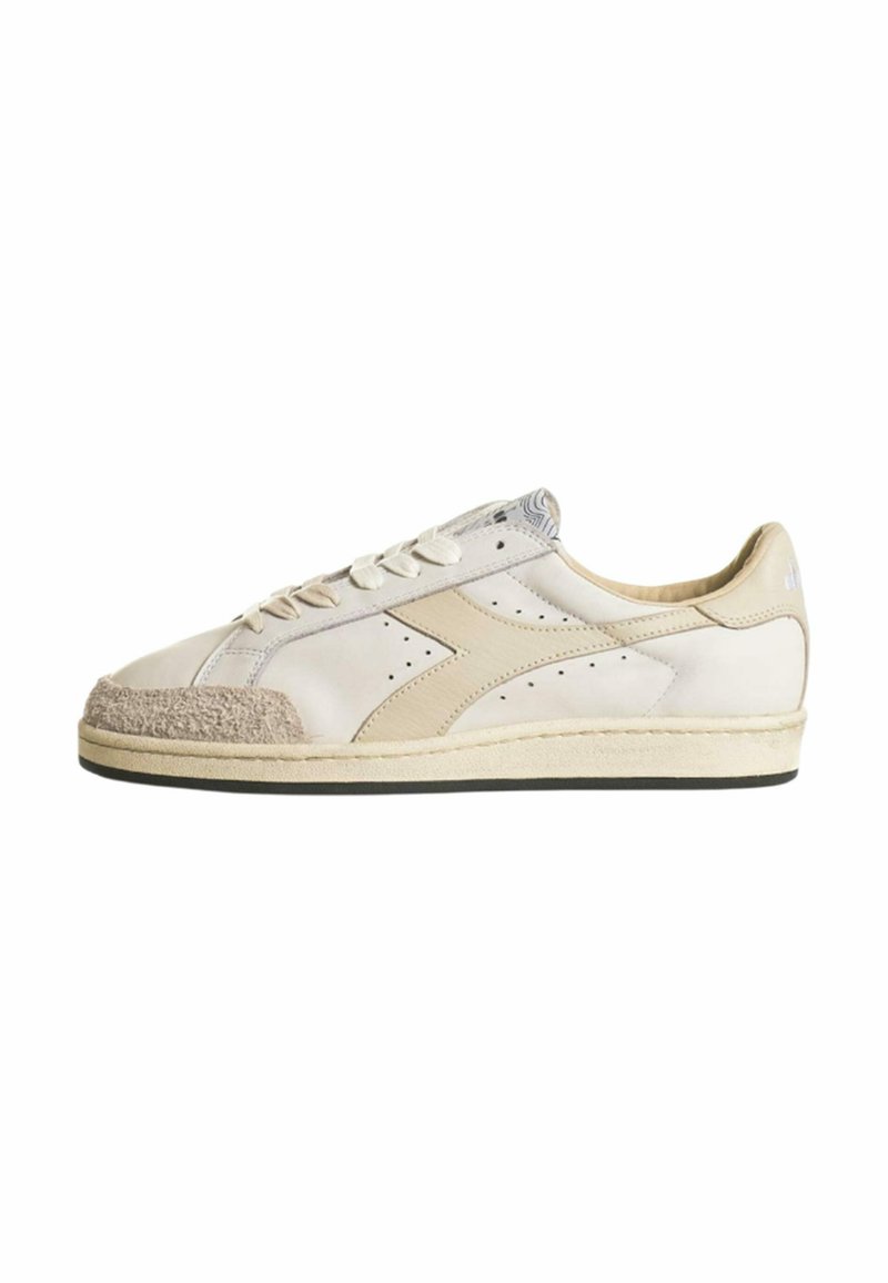 Sneaker basse beige con punta in suede, dettagli perforati e lacci piatti. Presentano una suola color crema e un branding discreto.