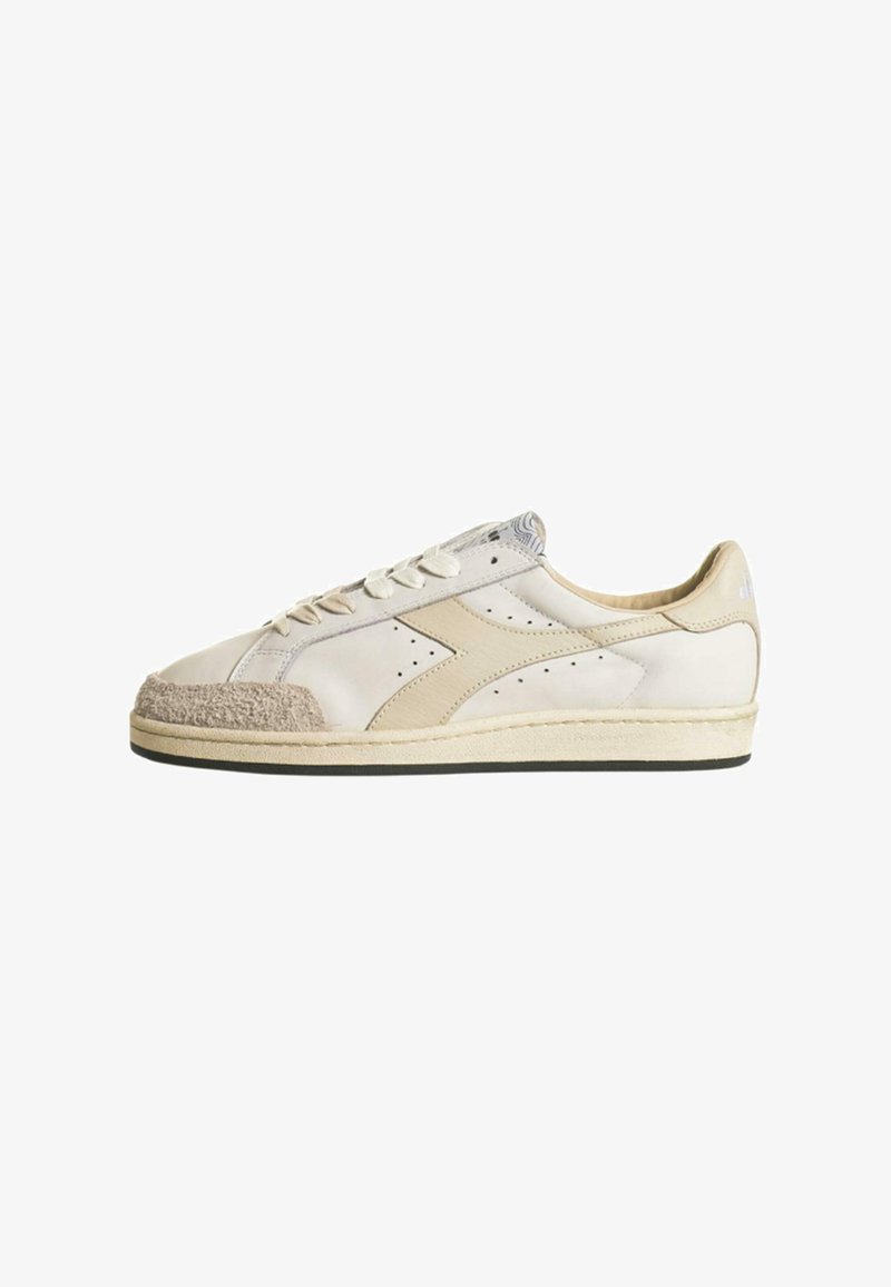 Beige low-top sneakers met een suède neuscap, geperforeerde details en platte veters. Heeft een roomkleurige zool en subtiele branding.