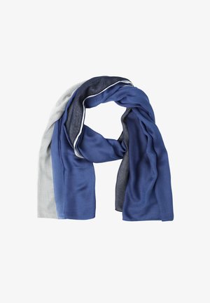 Écharpe légère bleue, marine et gris clair, pliée lâchement avec une bordure blanche le long de la section marine sur un fond blanc.