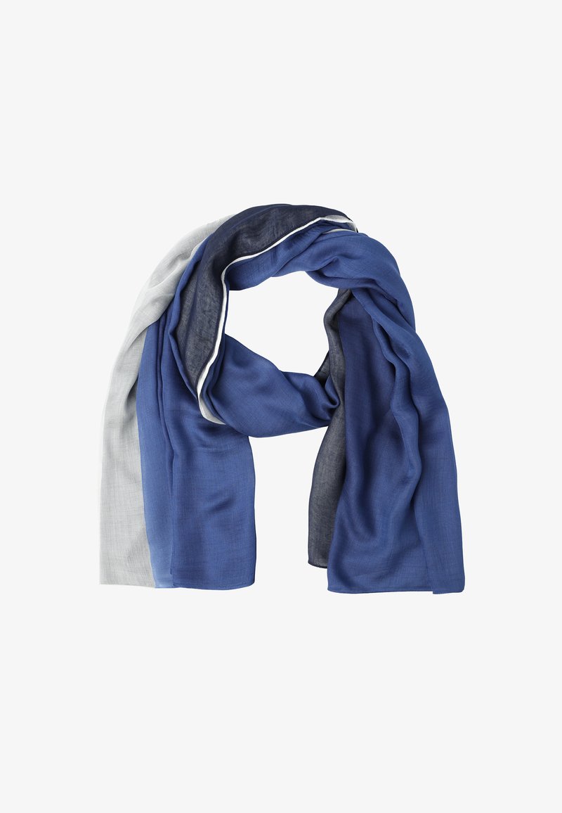 Écharpe légère bleue, marine et gris clair, pliée lâchement avec une bordure blanche le long de la section marine sur un fond blanc.