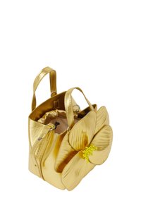 Gylden metalisk håndtaske med en struktureret form. Har en blomsterdetalje på fronten og to håndtag. Indvendigt er den foret med stof.