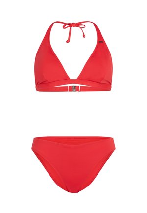 Červený bikiny set obsahujúci trojuholníkový vrch s nastaviteľnými ramienkami a zapínaním na klips, spolu s nízko posadenými zodpovedajúcimi bikiny spodkami.