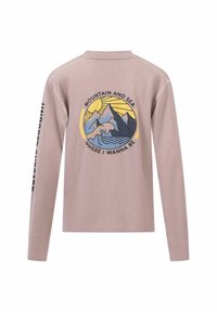 Lange mouwen, licht mauve shirt met een grafiek van bergen en zee op de achterkant en tekst op de mouw. Ribbelstructuur, ronde hals ontwerp.