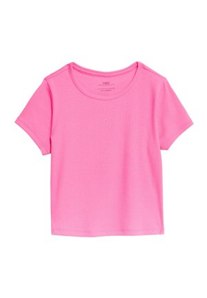Jaskrawy różowy krótki crop top z okrągłym dekoltem i subtelnym okrągłym napisem "WEEKEND CLUB" na środku przodu.