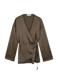 Blusa marrón de manga larga con escote en V, atada en la cintura con un cordón delgado y un sutil patrón de textura en la tela.