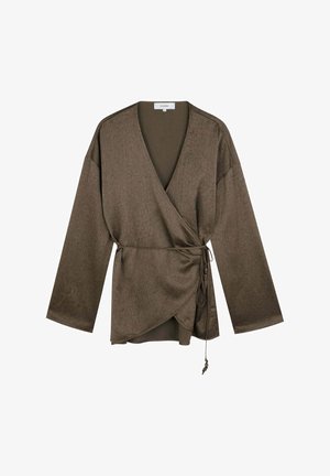 Blouse longue à manches marron avec un col en V, nouée à la taille avec un fin cordon, et un motif de tissu texturé subtil.