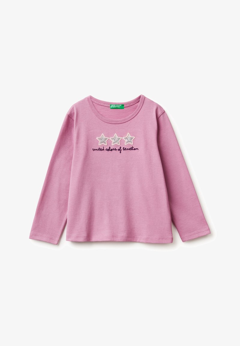 Camiseta de manga larga, de color rosa claro, hecha de una tela suave, que presenta tres apliques de estrellas plateadas y el texto "united colors of benetton" debajo.