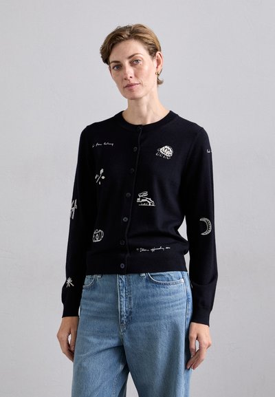 Cárdigan azul marino con cierre de botones, mangas largas y diseños bordados en blanco que incluyen animales e íconos; tela de textura suave.